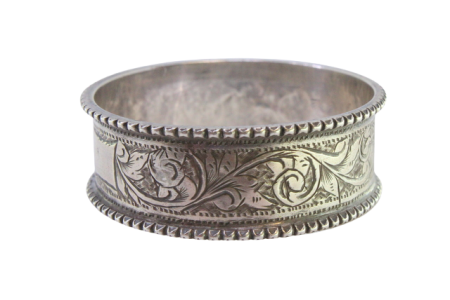  Argola de guardanapo em prata com motivos florais gravados envolvendo cartela para monograma.